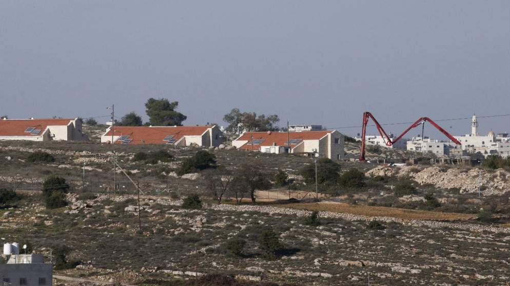 آلية تساعد في بناء مستوطنة إسرائيلية جديدة في الضفة الغربية المحتلة. (أ ف ب)