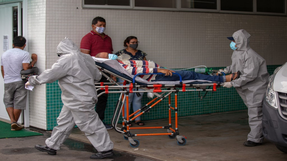 مريض على عربة عند مدخل مستشفى لعلاج المصابين بفيروس كورونا المستجد في البرازيل. 14/01/2020. (أ ف ب)