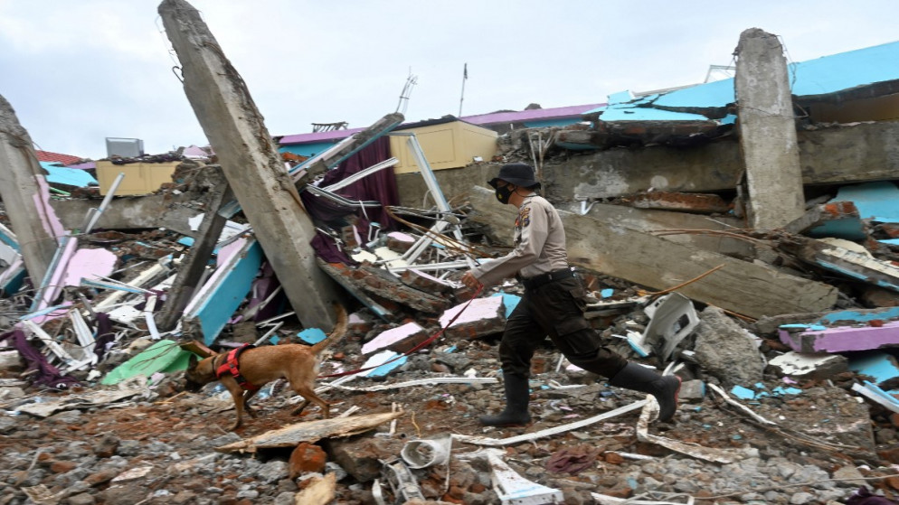 وكان الزلزال الذي بلغت قوته 6.2 درجة، واحدا ضمن سلسلة من الكوارث التي تعرض لها أرخبيل الجزر الإندونيسية في الأسابيع القليلة الماضية. (أ ف ب)
