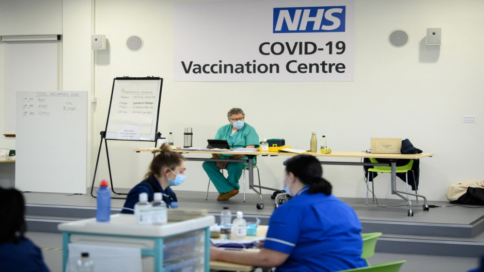 وزير توزيع اللقاحات البريطاني: ستلاحظون أن الأمور ستتحسن مع افتتاح المزيد من مراكز التطعيم الكبيرة، 17 مركزا هذا الأسبوع و50 بحلول نهاية الشهر. (أ ف ب)