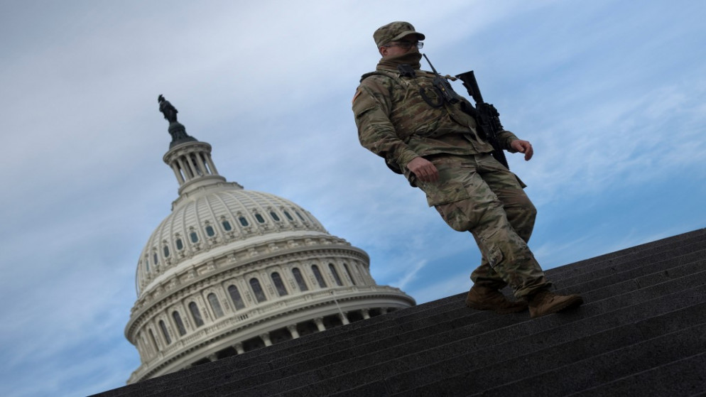 أحد أفراد الحرس الوطني أمام مبنى الكابيتول في واشنطن العاصمة بعد أسبوع من هجوم أنصار الرئيس الأميركي دونالد ترامب على المبنى. 14/01/2021. (بريندان سميالوفسكي / أ ف ب)