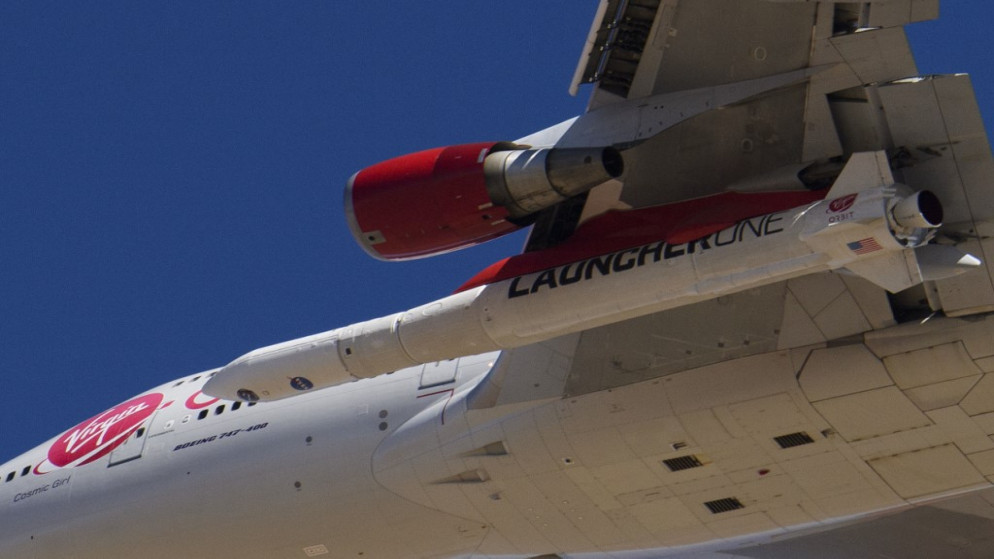 صاروخ "فيرجن أوربت"  أثناء إطلاقه من طائرة بوينغ 747-400. 17/1/2021. (تي فالون / أ ف ب)