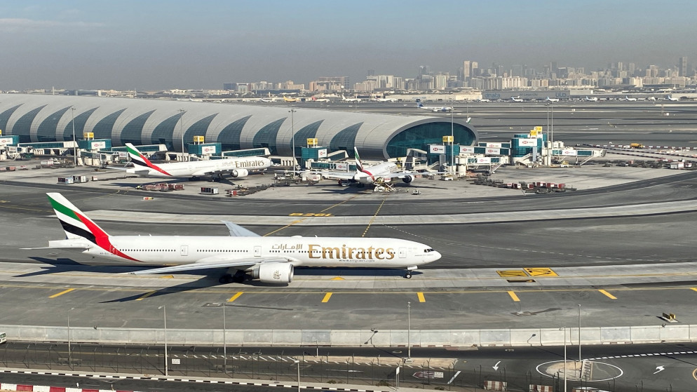 طائرات طيران الإمارات على مدرج المطار في منظر عام لمطار دبي الدولي في دبي ، الإمارات العربية المتحدة ، 13 يناير 2021.(رويترز)