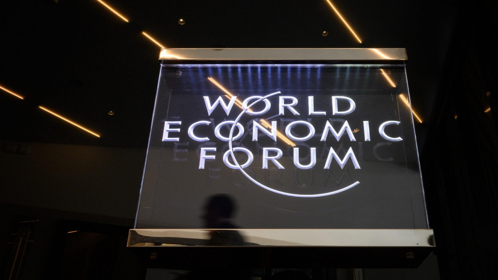 علامة المنتدى الاقتصادي العالمي (WEF) قبل الاجتماع السنوي في مركز المؤتمرات في دافوس. 21 يناير 2019. (أ ف ب)