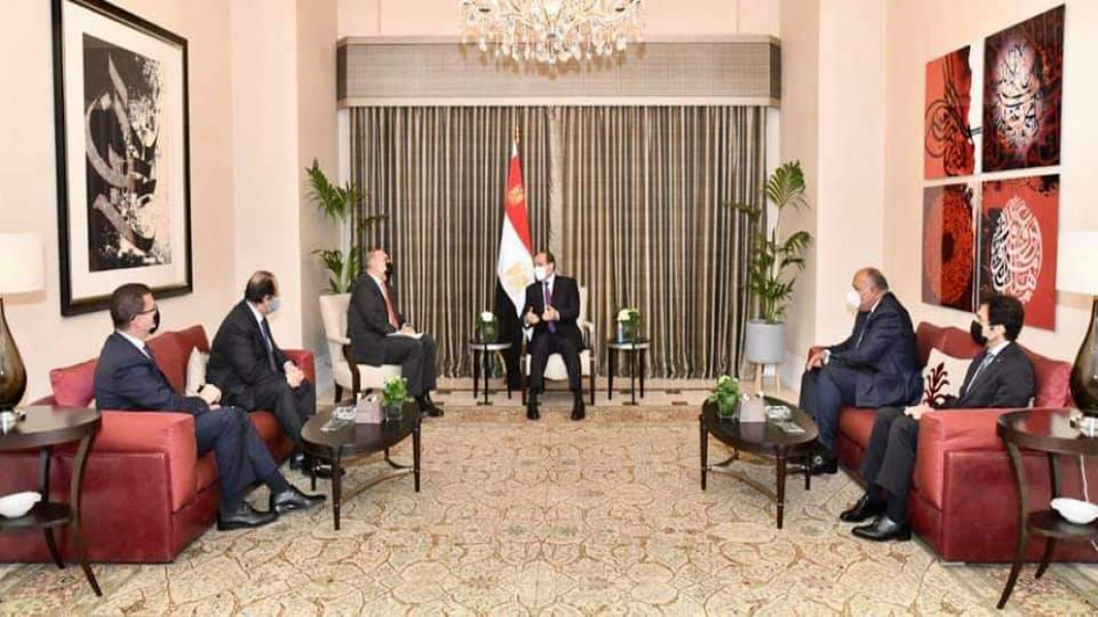 الرئيس المصري عبد الفتاح السيسي خلال لقائه رئيس الوزراء بشر الخصاونة. (الرئاسة المصرية)