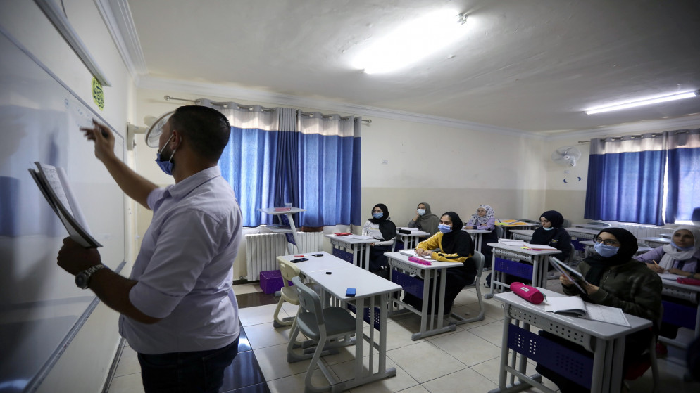 معلم يعطي دروسا في صف مدرسي لأحد مدارس عمّان خلال جائحة فيروس كورونا المستجد. 07/10/2020. (رويترز)