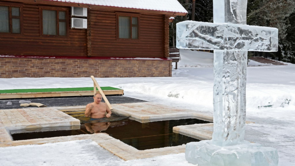 الرئيس الروسي فلاديمير بوتين في مياه جليدية تبلغ حرارتها 20 درجة مئوية دون الصفر قرب موسكو عملا بالطقوس الاحتفالية لمناسبة عيد الغطاس الأرثوذكسي. (أ ف ب)