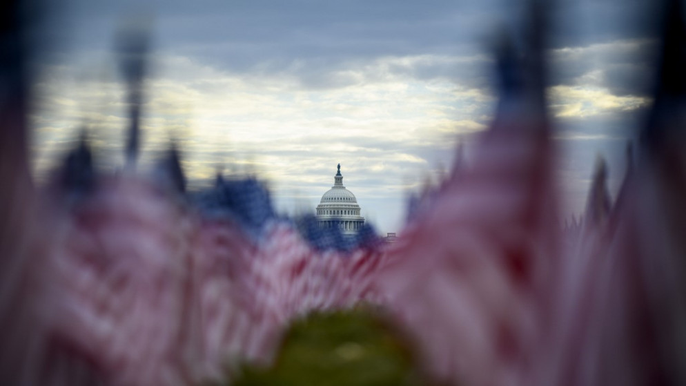 آلاف الأعلام الأميركية في المركز التجاري الوطني قبل حفل تنصيب جو بايدن كرئيس للولايات المتحدة في العاصمة واشنطن، 18 كانون الثاني/يناير 2021. (أ ف ب)