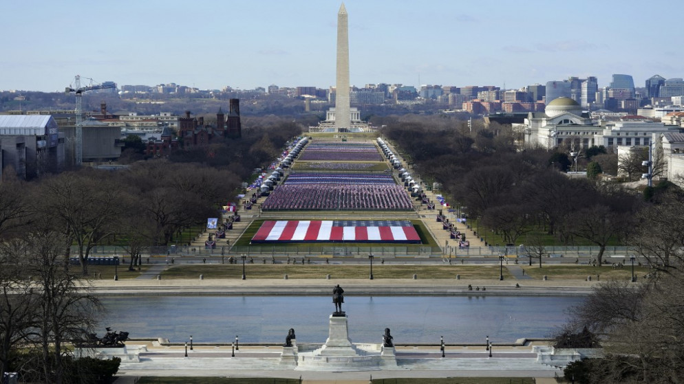 تزيين ناشيونال مول في واشنطن العاصمة بأعلام الولايات المتحدة في 19 كانون الثاني/يناير 2021. (أ ف ب)