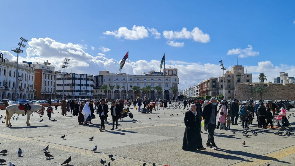 أشخاص يسيرون في ساحة الشهداء بالعاصمة الليبية طرابلس. 19/01/2021. (محمود تركيا / أ ف ب)