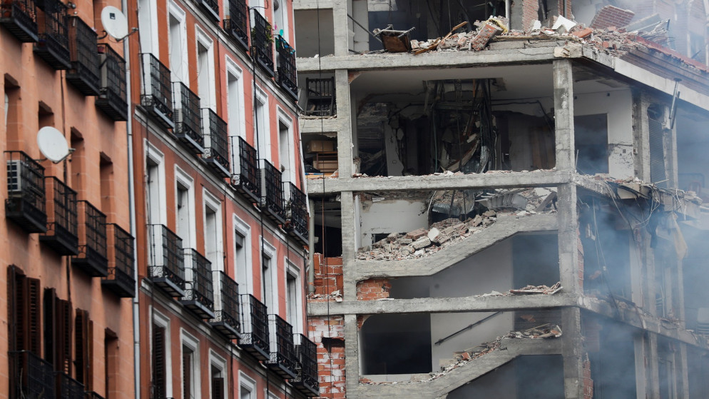 دخان يتصاعد من مبنى متضرر بعد انفجار في وسط العاصمة الإسبانية مدريد، 20 كانون الثاني/يناير 2021. (رويترز / سوزانا فيرا)