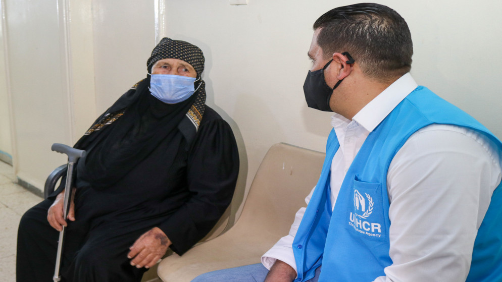 مسنة تعيش في مخيم الزعتري للاجئين السوريين شمالي الأردن، من أوائل اللاجئين الذين حصلوا على لقاح مضاد لكوفيد-19 في الأردن. (مفوضية الأمم المتحدة لشؤون اللاجئين)