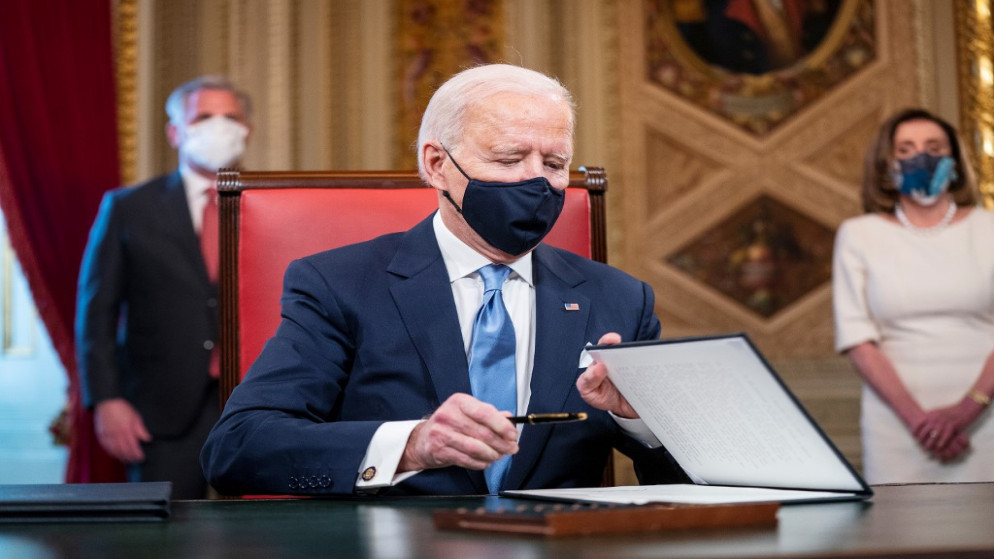 جو بايدن يوقع سلسلة مراسيم بعد إعلان تنصيبه رئيسا للولايات المتحدة في غرفة الرؤساء في مبنى "الكابيتول" الأميركي بعد أداء اليمين الدستورية. 20/01/2021. (أ ف ب)