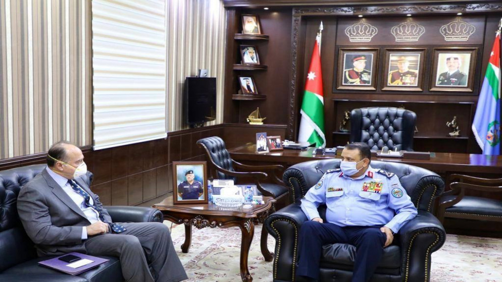مدير الأمن العام اللواء الركن حسين الحواتمة والسفير الأميركي في الأردن هنري ووستر. (الأمن العام)