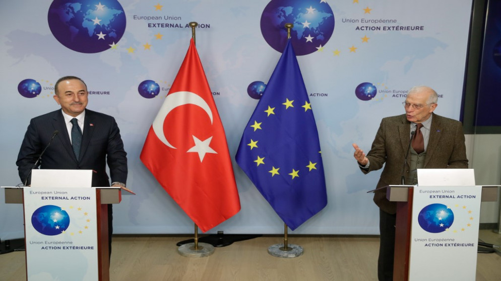 وزير الخارجية التركي مولود جاويش أوغلو (إلى اليسار) والممثل الأعلى للاتحاد الأوروبي للشؤون الخارجية والسياسة الأمنية جوزيب بوريل يدليان ببيان، 21 كانون الثاني/يناير 2021. (أ ف ب)