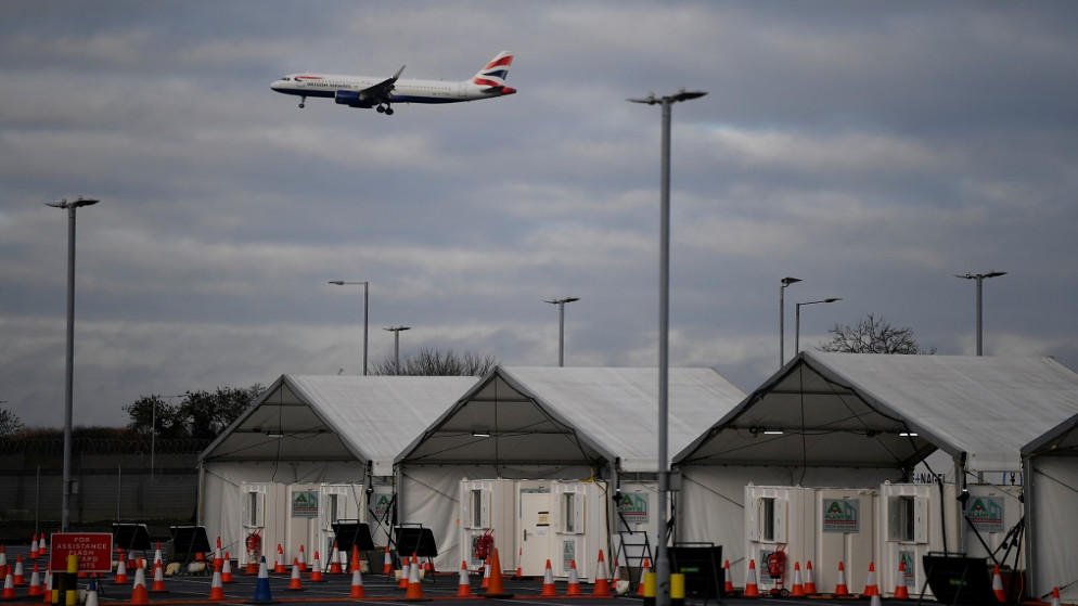 طائرة تابعة للخطوط الجوية البريطانية تقترب من الهبوط بالقرب من مركز لفحص كورونا قي لندن، بريطانيا، 16 كانون الثاني/يناير 2021. (رويترز / توبي ملفيل)