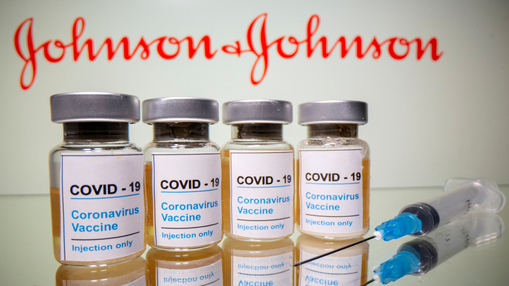 لقاح شركة "جونسون آند جونسون" الواقي من فيروس كورونا المستجد ما زال قيد الدراسة من قبل المؤسسة العامة للغذاء والدواء. (رويترز)