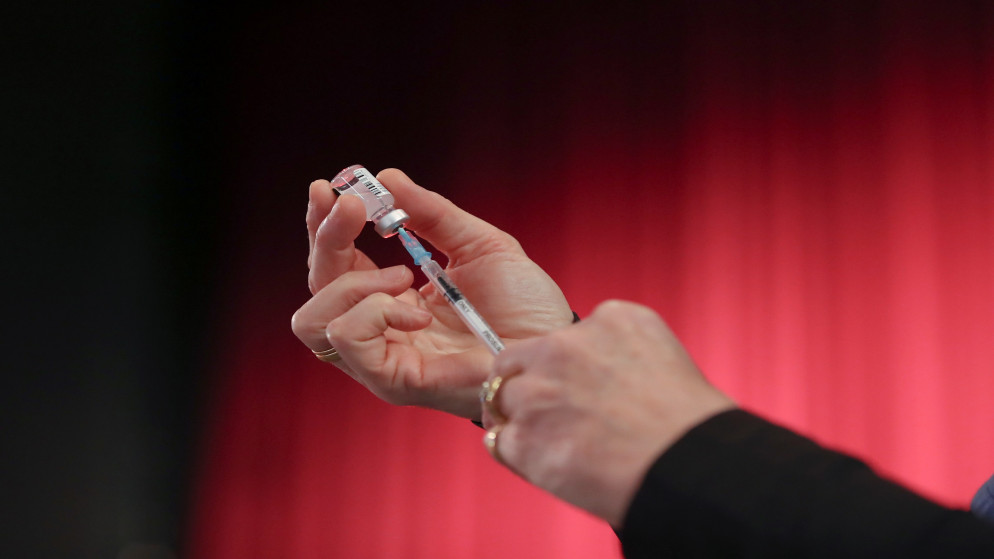 تحضير جرعة في مركز تطعيم ضد فيروس كورونا داخل قاعات هاربيندين العامة في بريطانيا، 22 كانون الثاني/يناير 2021. (بيتر تشيبورا/ رويترز)