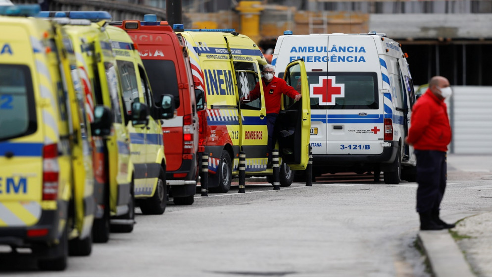 عمال طبيون يخرجون مريضا من سيارة إسعاف، وسط انتشار جائحة فيروس كورونا ، خارج مستشفى لندن الملكي في بريطانيا، 17 كانون الثاني/ يناير ، 2021. (رويترز / توبي ميلفيل)