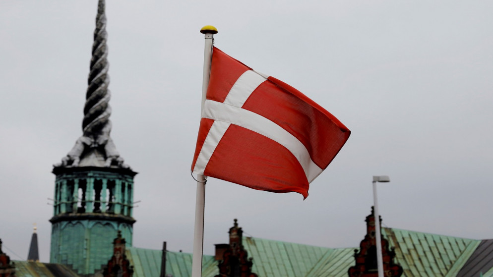 علم الدنمارك الوطني يرفرف في كوبنهاغن، الدنمارك، 22 تشرين الأول/ أكتوبر 2019. (رويترز)