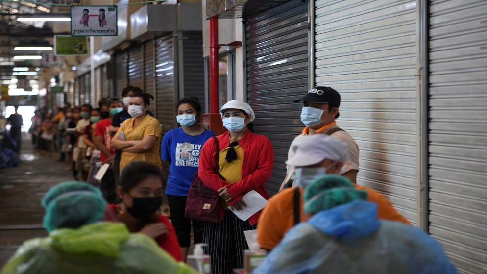 التجار ينتظرون الخضوع للاختبار في سوق ثانون ميتر، وسط انتشار مرض فيروس كورونا (كوفيد -19)، في بانكوك، تايلاند، 19 كانون الثاني/ يناير 2021. (رويترز)