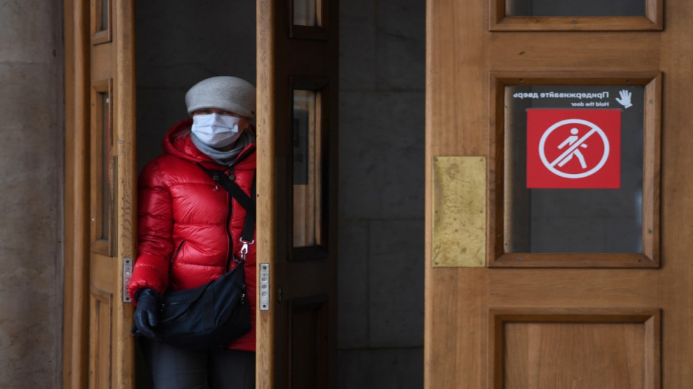 امرأة ترتدي قناعًا للوجه تغادر محطة مترو في موسكو في 20 يناير 2021 ، وسط جائحة مرض فيروس كورونا المستمر.(أ  ف ب)