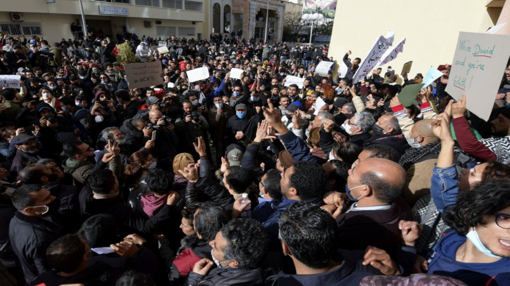 متظاهرون تونسيون يلوحون ويهتفون بشعارات خلال مظاهرة مناهضة للحكومة في العاصمة تونس، 23 كانون الثاني/يناير 2021. (أ ف ب)