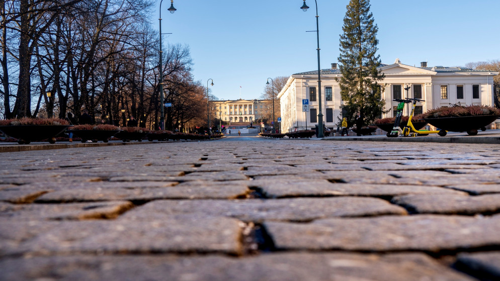 شارع فارغ قرب العاصمة النرويجية أوسلو بعد اكتشاف إصابات بالسلالة البريطانية المتحورة من فيروس كورونا المستجد، 23 كانون الثاني/يناير 2021. (رويترز)