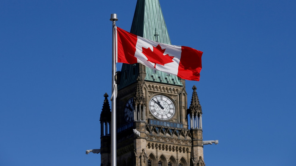 علم كندي يرفرف أمام برج السلام في مبنى البرلمان في أوتاوا، أونتاريو، كندا، 22 أذار/مارس2017. (رويترز / كريس واتي)