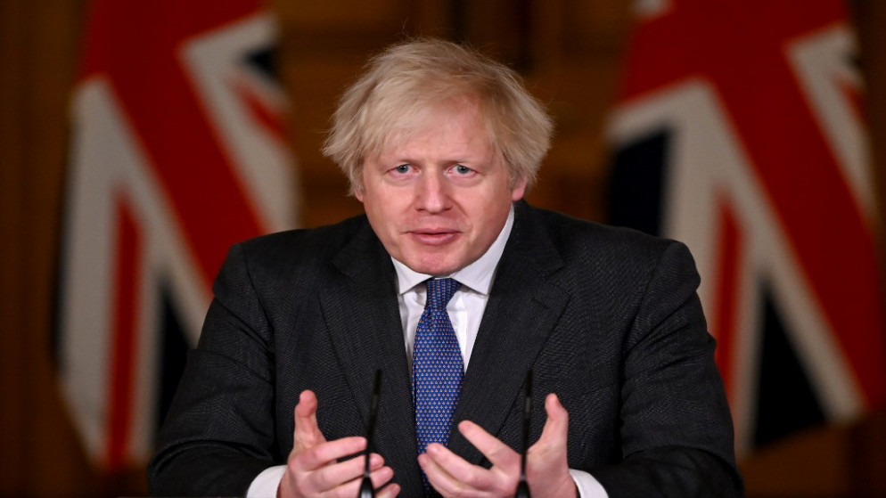 رئيس الوزراء البريطاني بوريس جونسون، خلال مؤتمرًا صحفيًا افتراضيًا حول جائحة كورونا، في لندن، 22 كانون الثاني/ يناير 2021. (أ ف ب)