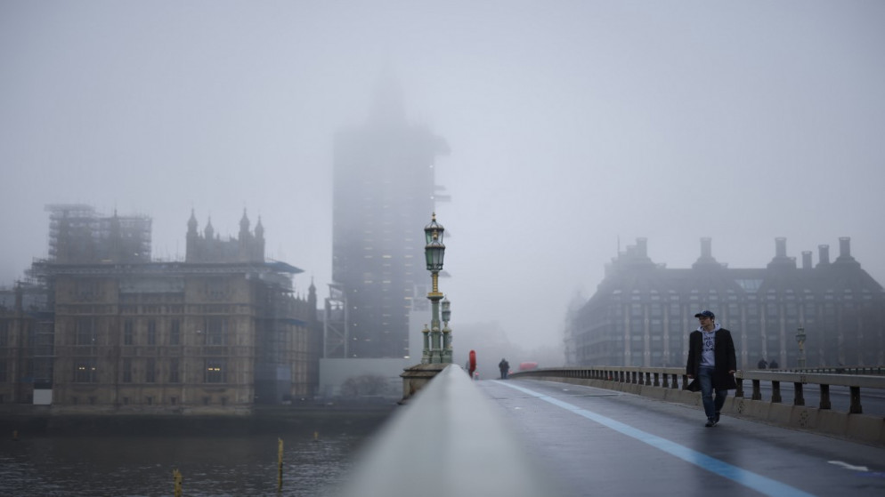 الضباب يغطي برج إليزابيث  المعروف باسم الجرس  "بيغ بن"  وقصر وستمنستر موطن مجلسي البرلمان  في لندن .8 ديسمبر 2020. (أ ف ب)