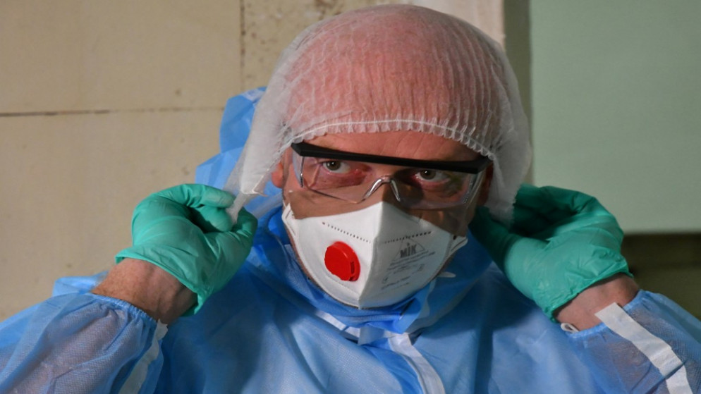 طبيب يرأس قسم الأمراض المعدية في مستشفى كييف الإكلينيكي خلال مناوبته في علاج مرضى الفيروس التاجي في كييف. 14 يناير 2021.(أ ف ب)