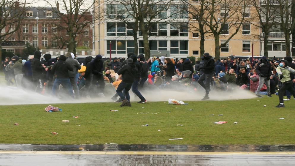 الشرطة تستخدم خراطيم المياه خلال احتجاج على القيود المفروضة للحد من انتشار مرض فيروس كورونا في أمستردام. هولندا. 24 يناير 2021. (رويترز)