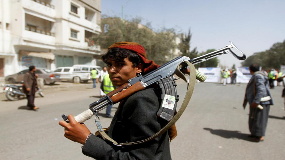 مقاتل من الحوثيين يحمل سلاحا في صنعاء. (رويترز)
