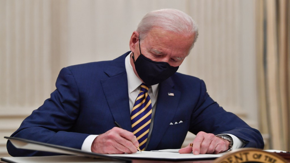 الرئيس الأميركي جو بايدن، خلال توقيعه أوامر تنفيذية للإغاثة الاقتصادية للعائلات المتضررة من الفيروس، واشنطن العاصمة، 22 كانون الثاني/ يناير 2021. (أ ف ب)