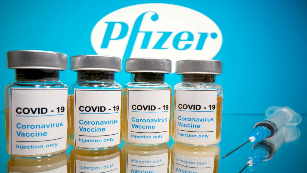 قوارير لقاح فيروس كورونا / كوفيد -19، أمام شعار فايزر، 31 أكتوبر 2020. (رويترز)
