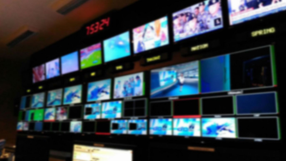 صورة تعبيرية لغرفة تحكم في محطة تلفزة، المؤسسة العامة للضمان الاجتماعي شملت محطات تلفزة في برنامج "استدامة". (shutterstock)
