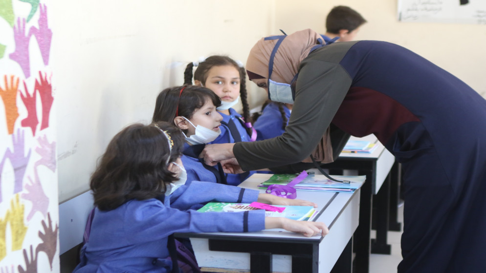 معلمة وطالبات يضعن كمامات في مدرسة حكومية. (صلاح ملكاوي /المملكة)