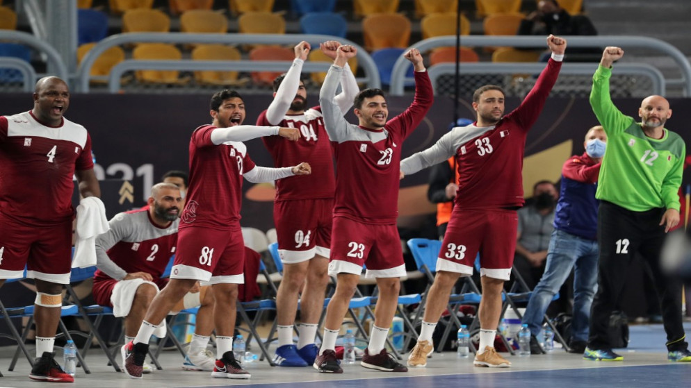 احتفال لاعبي المنتخب القطري لكرة اليد خلال المباراة أمام الأرجنتين في بطولة العالم. (أ ف ب)