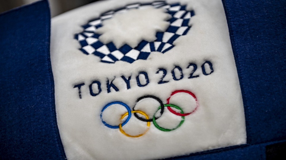شعار الألعاب الأولمبية الصيفية التي أُجلت من 2020 إلى العام الحالي؛ بسبب تداعيات فيروس كورونا المستجد. (أ ف ب)