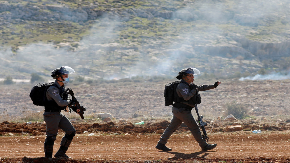 صورة أرشيفية لجنود الاحتلال الإسرائيلي وهم يلاحقون فلسطينيين في الضفة الغربية. (أ ف ب)