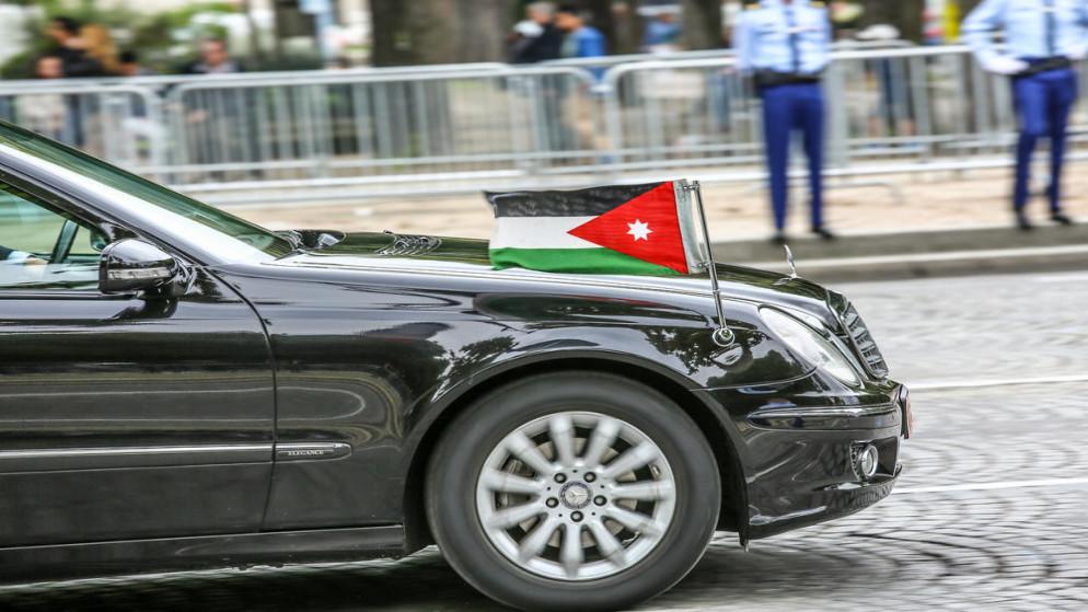 صورة تعبيرية لمركبة عليها علم الأردن. (shutterstock)