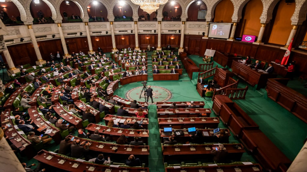 نواب تونسيون يناقشون قبل تصويت على الثقة بشأن التعديل الوزاري الجديد من قبل رئيس الوزراء هشام المشيشي في مقر الجمعية (البرلمان). 26 كانون الثاني/ يناير 2021. (أ ف ب )
