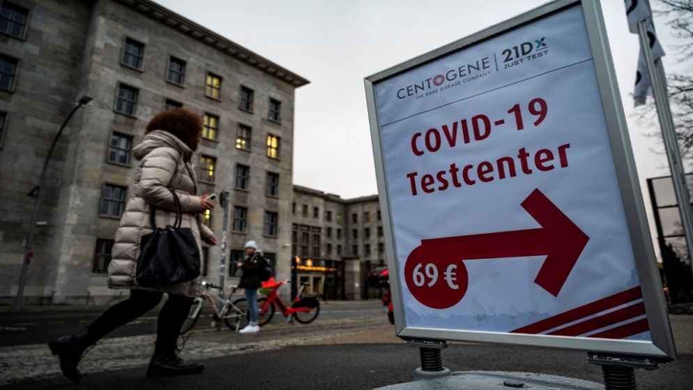 سيدة تسير بجانب مركز اختبار فيروس كورونا المستجد في برلين، وسط تفشي الجائحة في العالم. 06/01/2021. (رويترز)