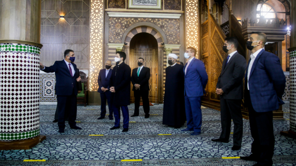 سمو الأمير الحسين بن عبدالله الثاني ولي العهد خلال زيارته إلى المسجد الحسيني في وسط العاصمة عمّان. (الديوان الملكي الهاشمي)