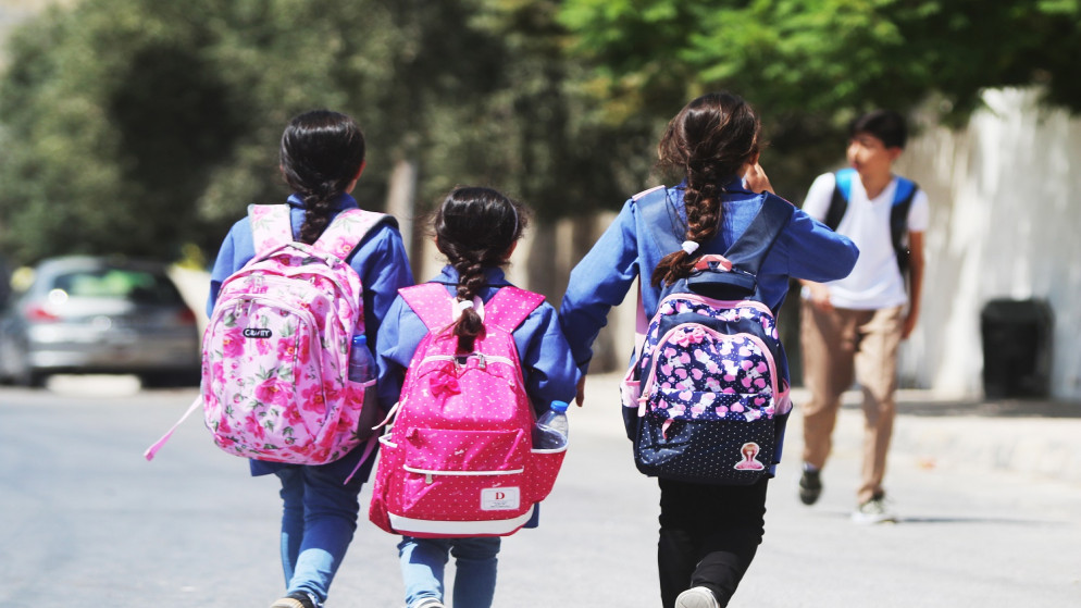صورة أرشيفية لطالبات في طريقهن إلى المدرسة. (صلاح ملكاوي/ المملكة)