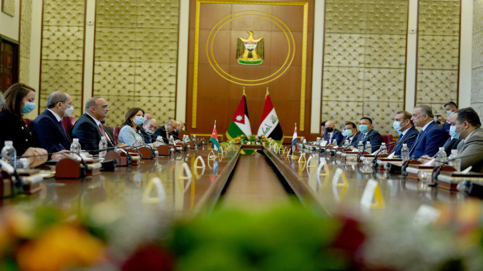 وفد أردني برئاسة رئيس الوزراء بشر الخصاونة خلال عقد مباحثات مع الجانب العراقي. (بترا)