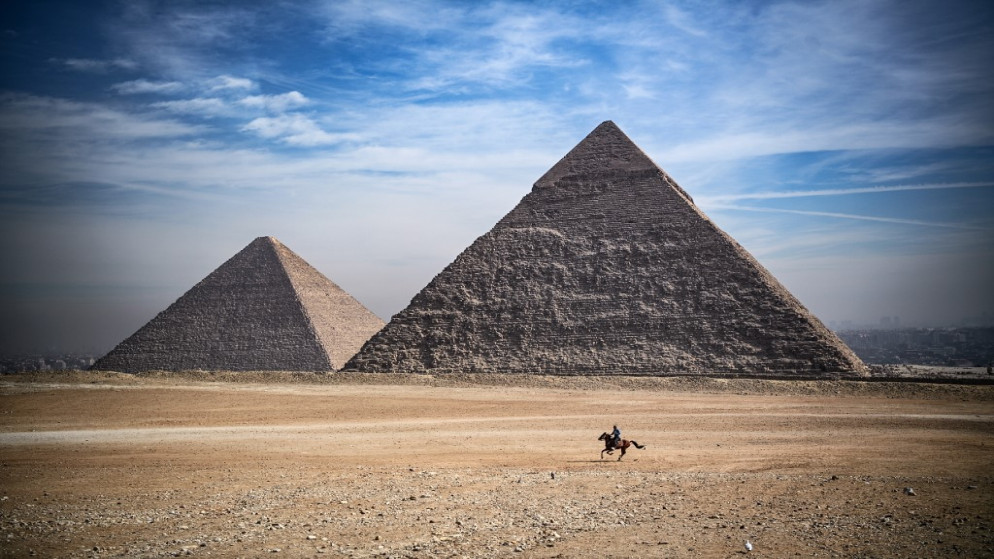 هرما خوفو وخفرع (يمين) في موقع أهرامات الجيزة في مصر، 26 كانون الثاني/يناير 2021. (أ ف ب)