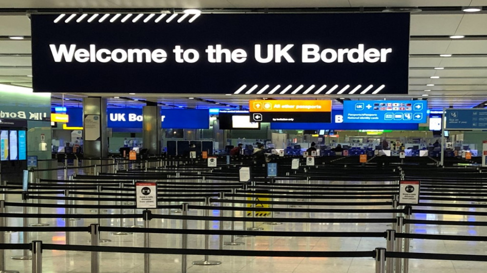 لافتة ترحب بالمسافرين عند وصولهم إلى مطار هيثرو في غرب لندن. 31 ديسمبر 2020. (ا ف ب)