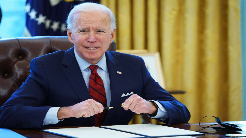 يستعد الرئيس الأمريكي جو بايدن لتوقيع أوامر تنفيذية بشأن رعاية صحية ميسورة التكلفة في المكتب البيضاوي للبيت الأبيض في واشنطن العاصمة ، في 28 يناير 2021.(أ ف ب)